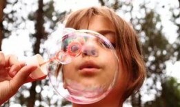 娱乐吃瓜酱带娃思想,趣味带娃新风尚